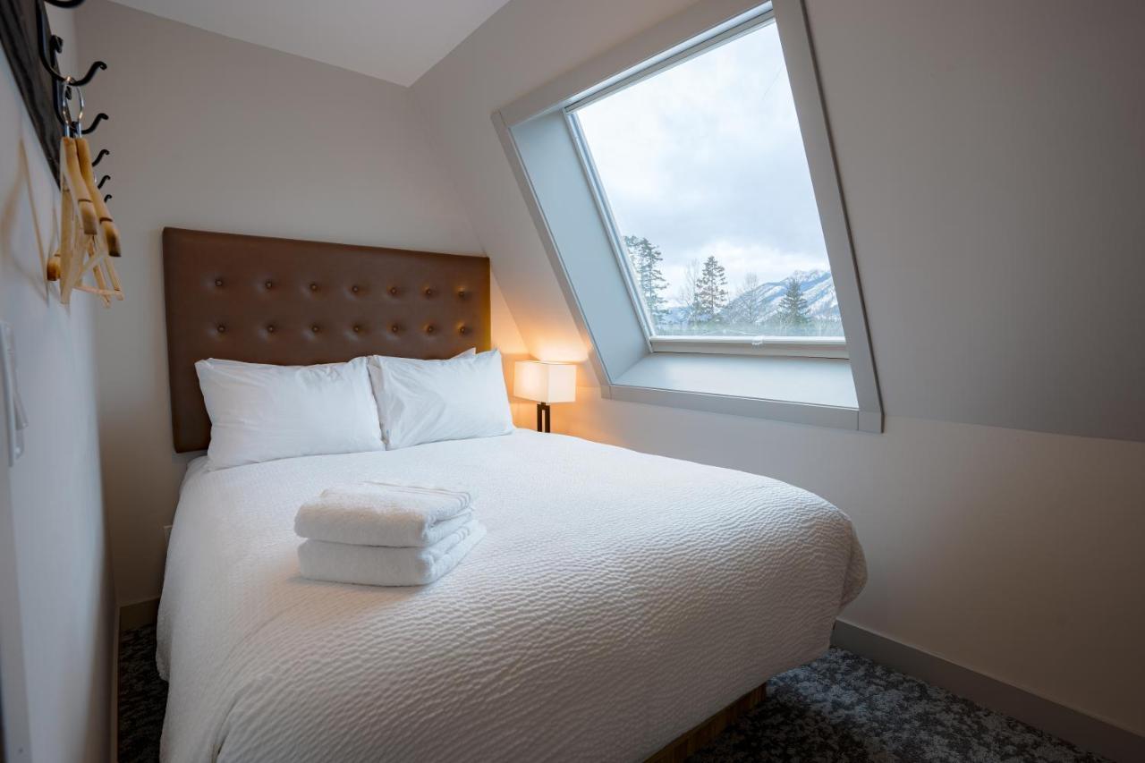 Basecamp Suites Банф Экстерьер фото