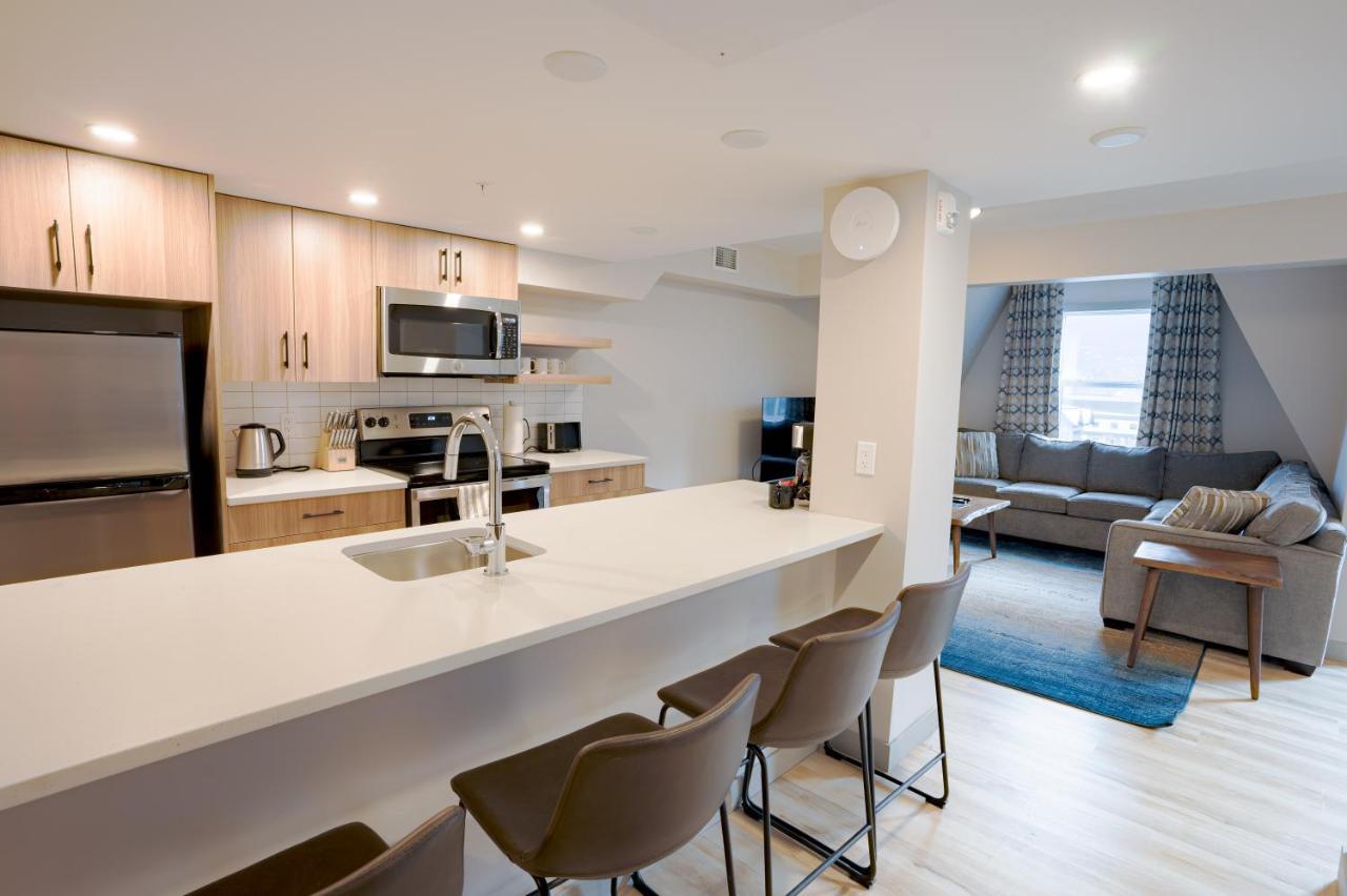 Basecamp Suites Банф Экстерьер фото