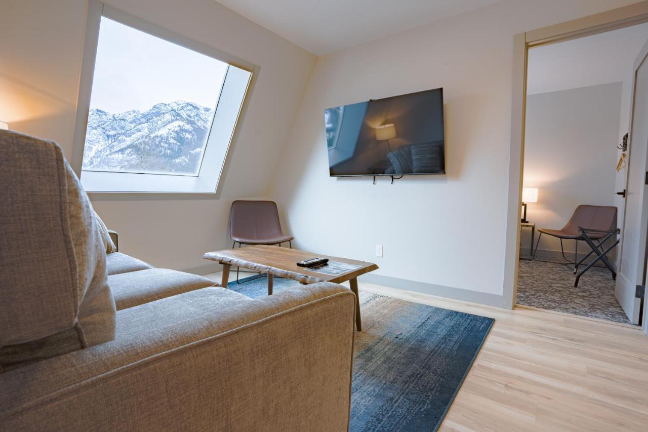 Basecamp Suites Банф Экстерьер фото