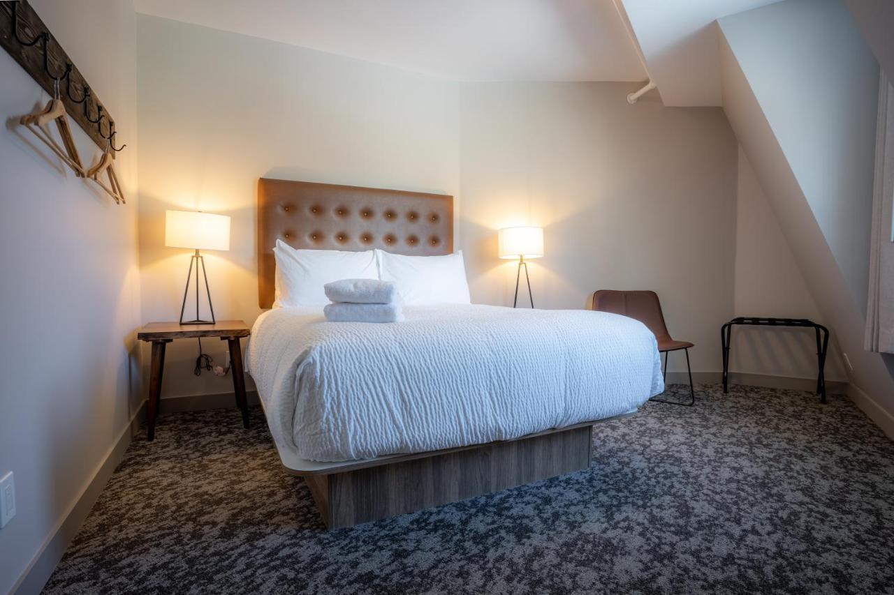 Basecamp Suites Банф Экстерьер фото